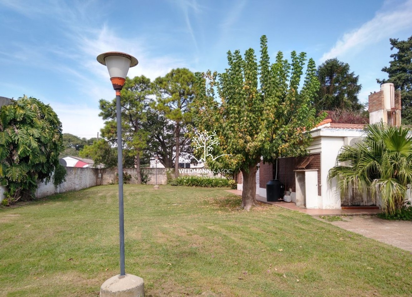 EN VENTA, GRAN PREDIO CON CASA Y QUINCHO, SALIDA A TRES CALLES