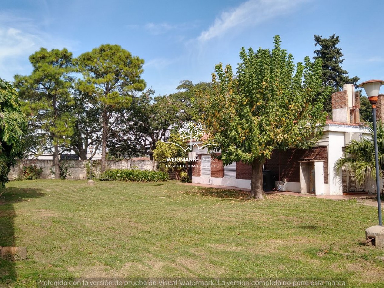 EN VENTA, GRAN PREDIO CON CASA Y QUINCHO, SALIDA A TRES CALLES