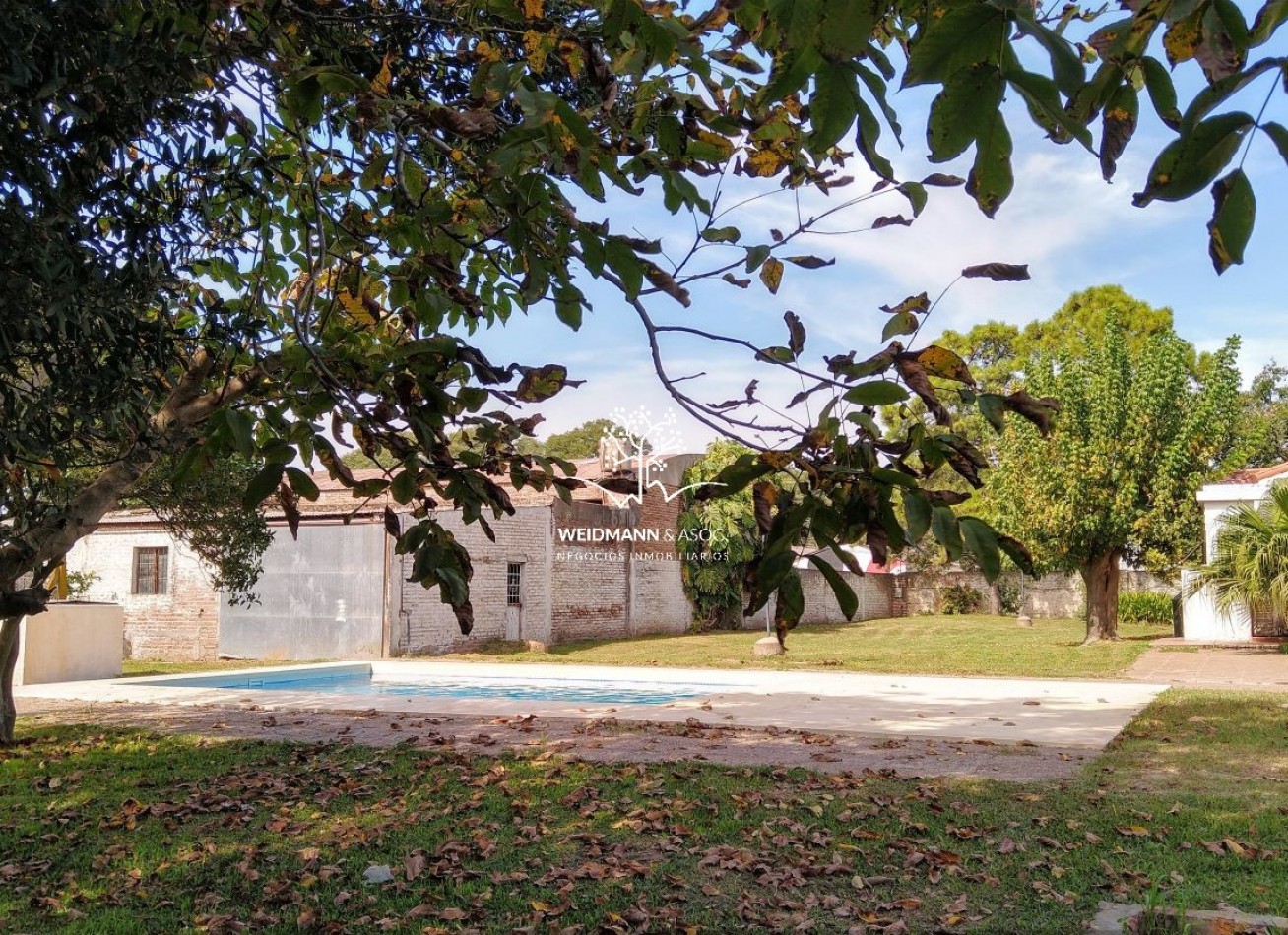 EN VENTA, GRAN PREDIO CON CASA Y QUINCHO, SALIDA A TRES CALLES