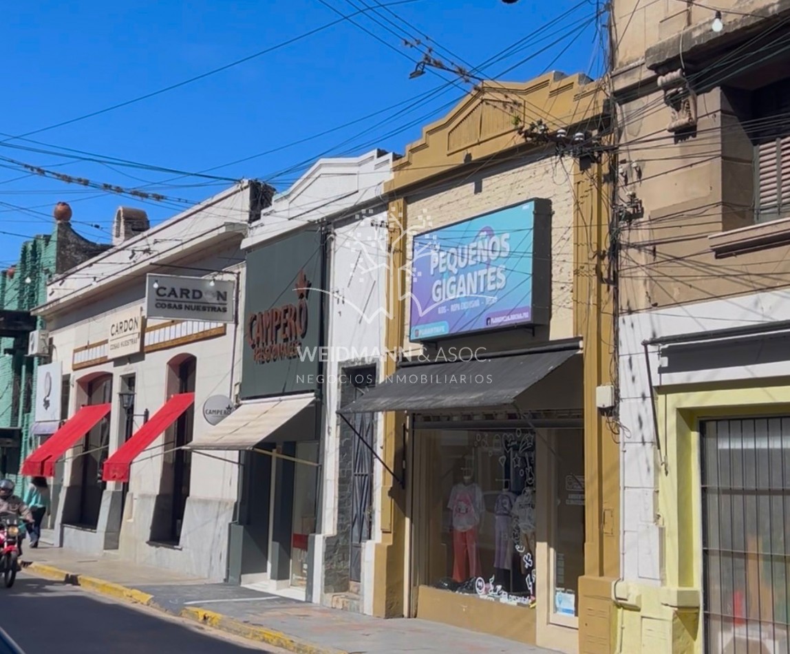 Casa centrica con 2 LOCALES COMERCIALES en venta, a media cuadra de la peatonal. Ideal p/inversion.