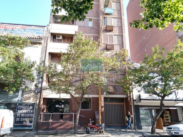 DEPARTAMENTO EN VENTA AL FRENTE CON COCHERA