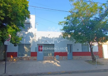 Casa de 2 dormitorios con amplio sector adicional en alquiler, Santa Fe